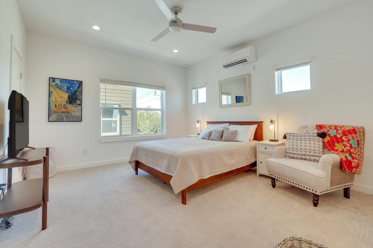 Holiday home Oasis Near River Walk And Alamo Park!